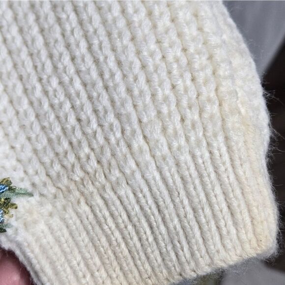 White Handknit Embroidered Collared Vintage Cardigan - Picture 7 of 9